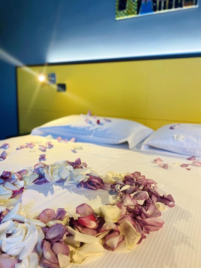 Vela Di Soleville Camere Con E Senza Vista Lago Con Ristorante & Pizzeria Sale Marasino Zewnętrze zdjęcie